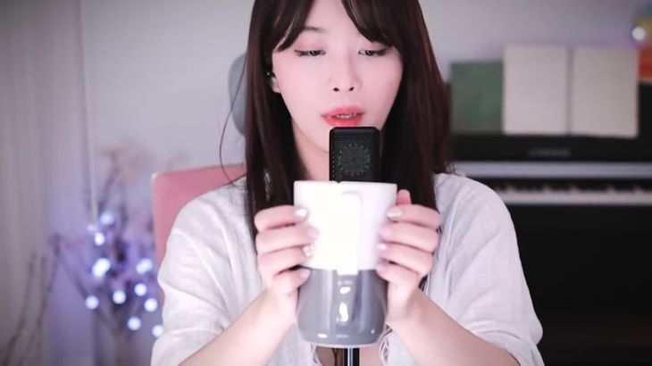 Lipgloss-Application-l-Tapping,Mouth-sounds-ASMR